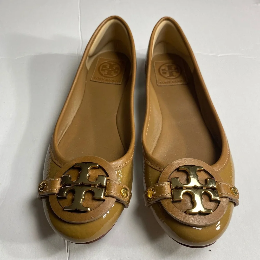 Tory Burch Aaden Ballet Flats Tan Patent Leather Gold Gone Logo Emblem Size‎ 5.5